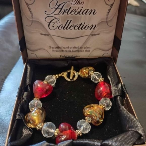Fire blown glass heart charm bracelet - Picture 1 of 3